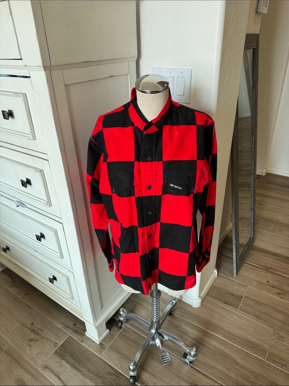 Vintage Mo Betta 17 35 Red & Black Graphic Button-Up Shirt